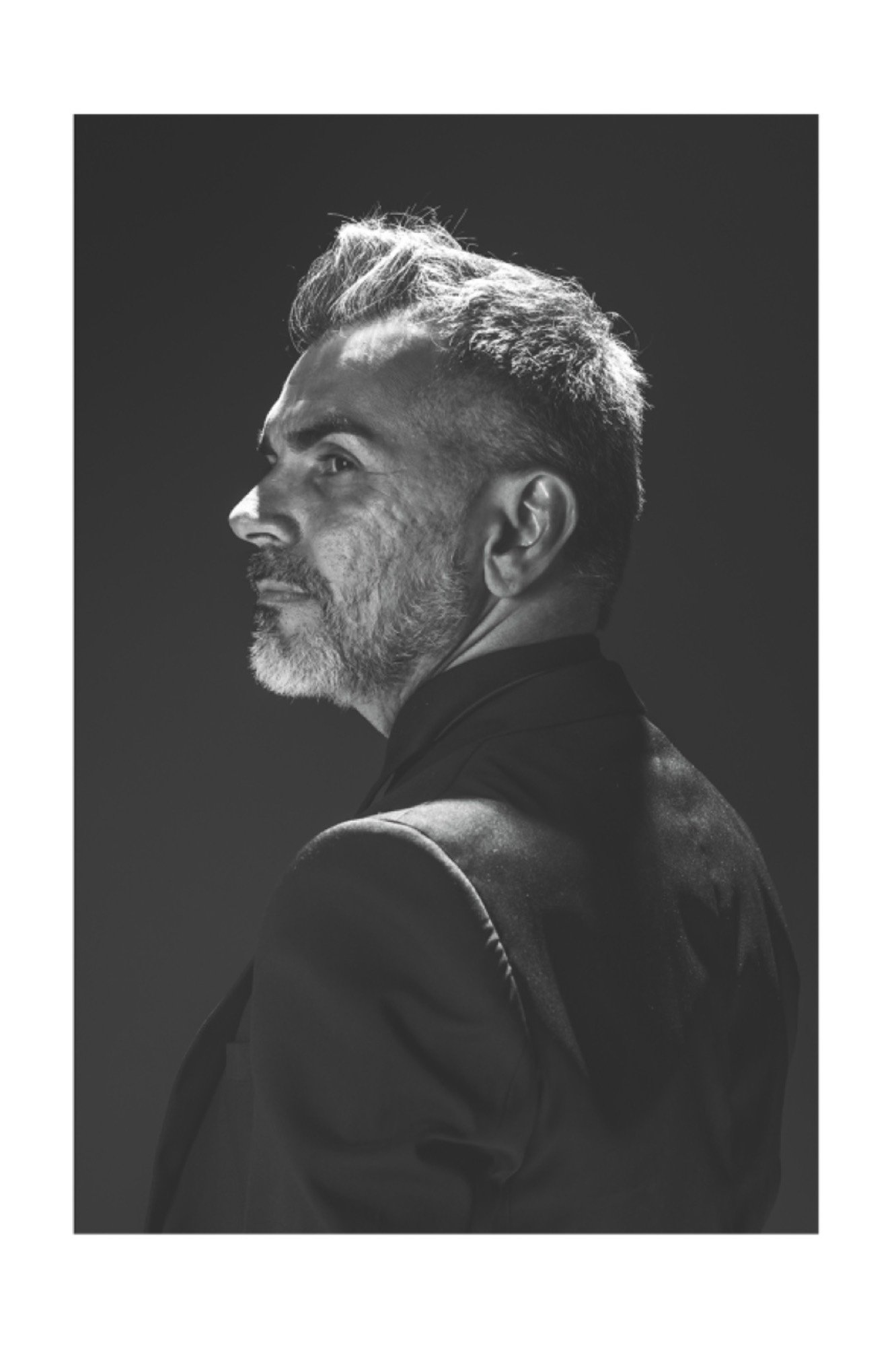 Retrato corporativo em preto e branco por Wallace Feitosa