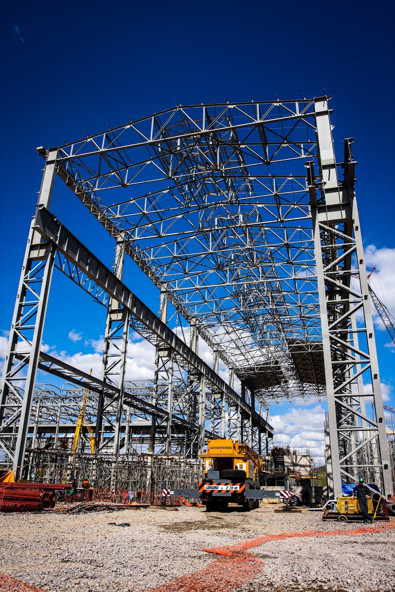 Estrutura metálica de planta industrial em construção